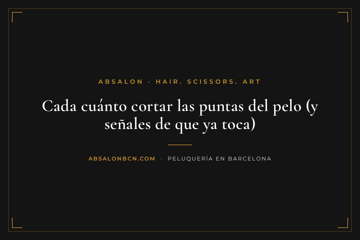Peluquera cortando las puntas del pelo con tijeras en un salón profesional