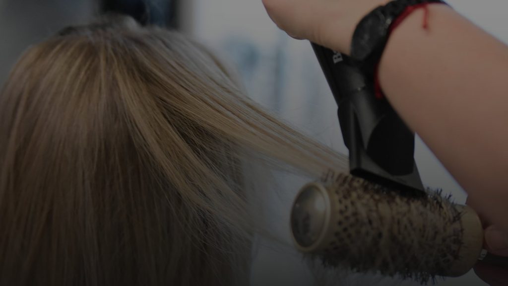 Desenredar el pelo sin romperlo — Peluquería Absalon, Barcelona