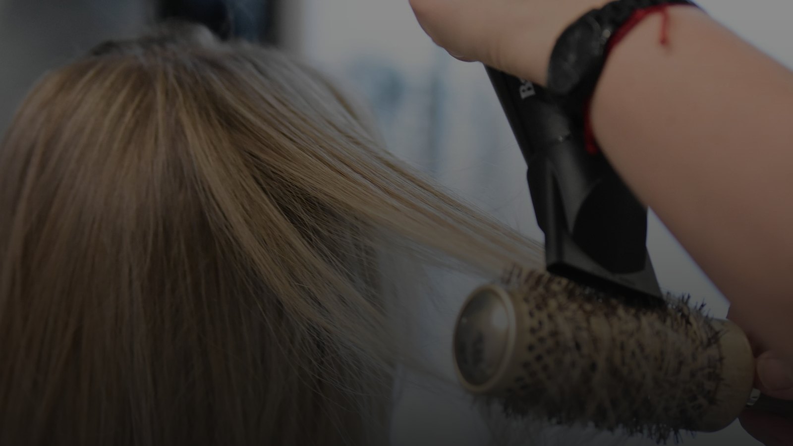 Desenredar el pelo sin romperlo — Peluquería Absalon, Barcelona